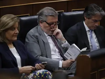 Méndez de Vigo lee un libro durante el debate de la moción de censura Méndez de Vigo lee un libro durante el debate de la moción de censura