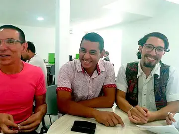 Los tres hombres que han contraído matrimonio. Los tres hombres que han contraído matrimonio.