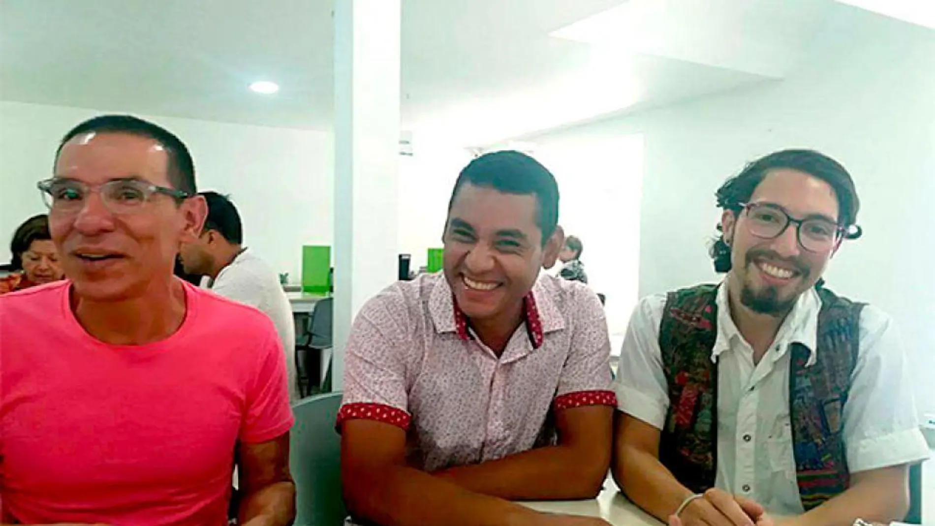 Los tres hombres que han contraído matrimonio. Los tres hombres que han contraído matrimonio.
