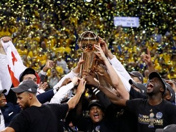 Los jugadores de los Warriors levantan el trofeo de campeones de la NBA
