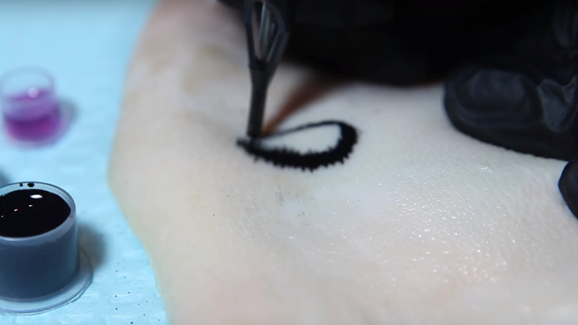 Tatuaje que cambia de olor según el nivel de azúcar. Tatuaje que cambia de olor según el nivel de azúcar.