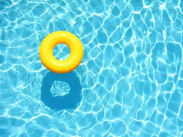 Un flotador en una piscina Un flotador en una piscina