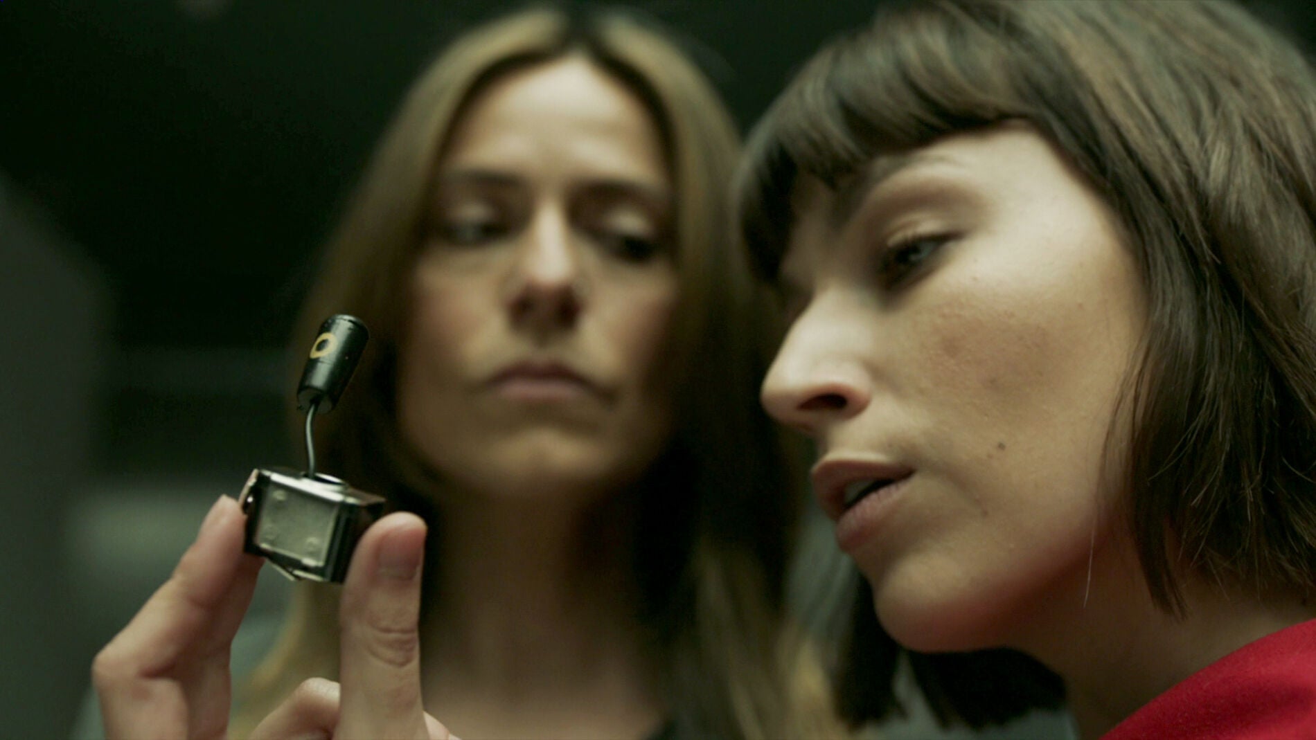 Tokio encuentra el micr&oacute;fono que da comienzo al plan de Raquel