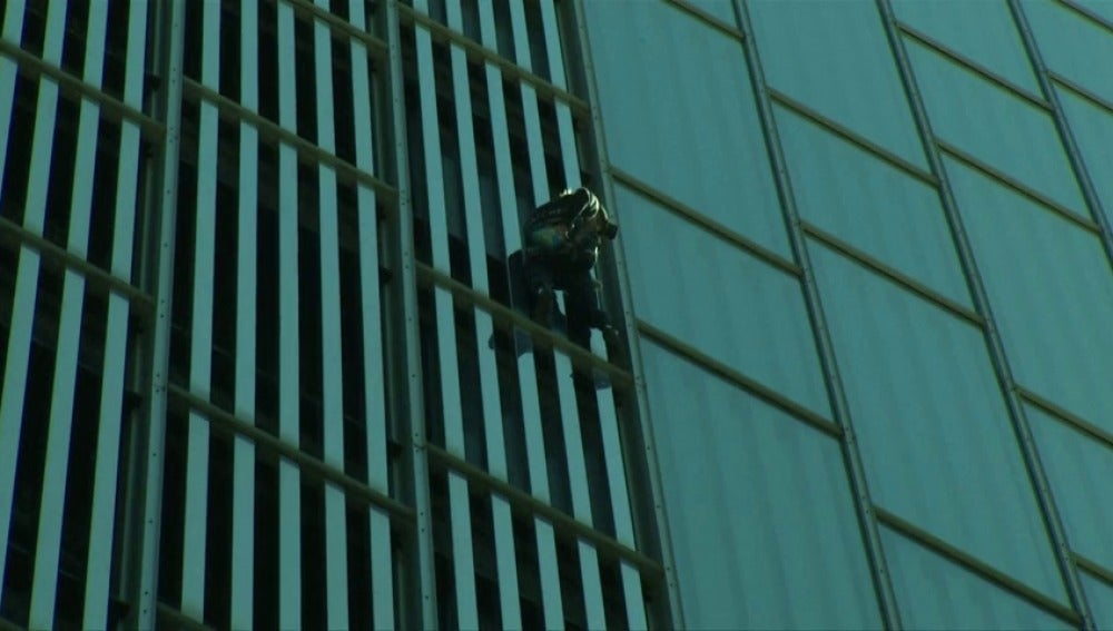 Frame 7.796341 de: El spiderman francés, Alain Robert, escala un edificio en Barcelona