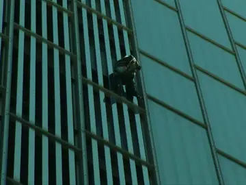 Frame 7.796341 de: El spiderman francés, Alain Robert, escala un edificio en Barcelona Frame 7.796341 de: El spiderman francés, Alain Robert, escala un edificio en Barcelona