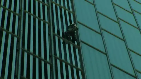 Frame 7.796341 de: El spiderman francés, Alain Robert, escala un edificio en Barcelona Frame 7.796341 de: El spiderman francés, Alain Robert, escala un edificio en Barcelona