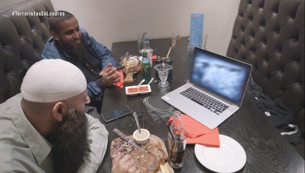 Abu Haleema y Mohammed viendo un vídeo de ejecuciones