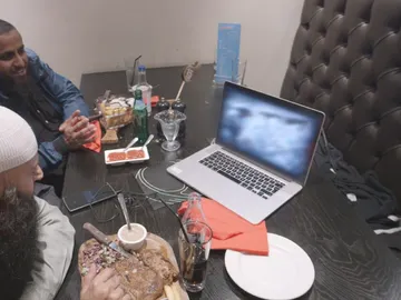 Abu Haleema y Mohammed viendo un vídeo de ejecuciones Abu Haleema y Mohammed viendo un vídeo de ejecuciones