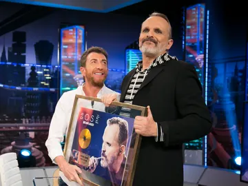 Pablo Motos le entrega a Miguel Bosé el Disco de Oro Pablo Motos le entrega a Miguel Bosé el Disco de Oro