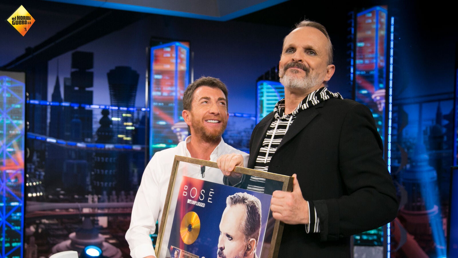 Pablo Motos le entrega a Miguel Bosé el Disco de Oro