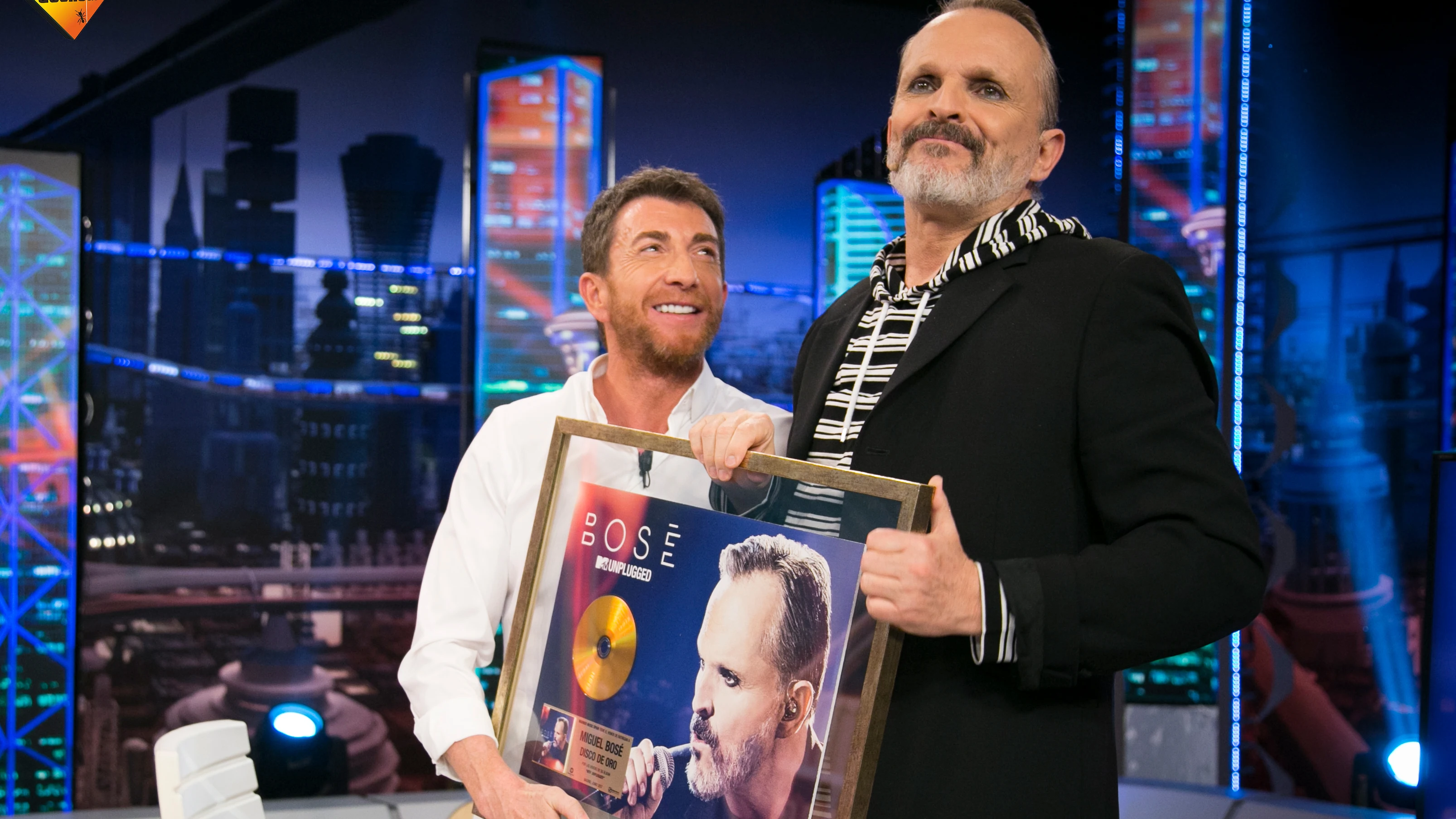 Pablo Motos le entrega a Miguel Bosé el Disco de Oro Pablo Motos le entrega a Miguel Bosé el Disco de Oro