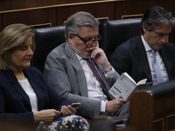 Méndez de Vigo lee un libro durante el debate de la moción de censura