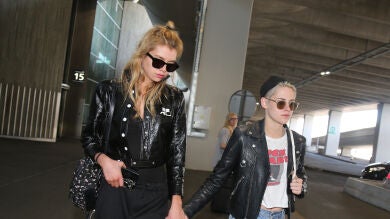 Kristen Stewart y su novia Stella Maxwell se cuelan en una boda gay