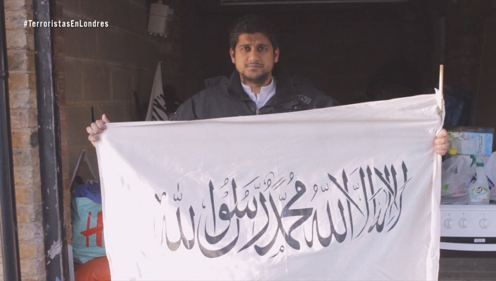 Abu Rumaysah posa con una bandera de Daesh