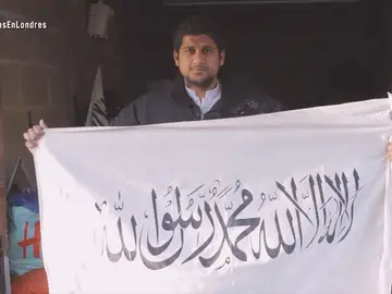 Abu Rumaysah posa con una bandera de Daesh Abu Rumaysah posa con una bandera de Daesh