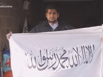 Abu Rumaysah posa con una bandera de Daesh Abu Rumaysah posa con una bandera de Daesh
