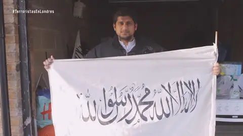 Abu Rumaysah posa con una bandera de Daesh Abu Rumaysah posa con una bandera de Daesh