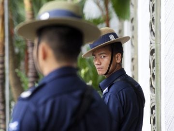 Agentes de la Policía de Singapur vigilan en una operación policial