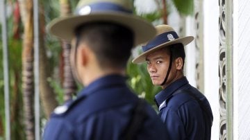 Agentes de la Policía de Singapur vigilan en una operación policial