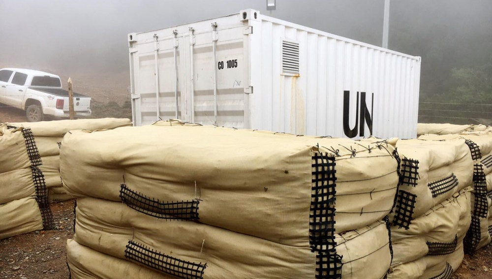 Fotografía cedida por la Misión de Naciones Unidas (ONU), en Colombia, de un contenedor con armas de las FARC en La Elvira (Colombia)