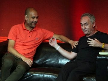 Guardiola escucha a Ferran Adrià