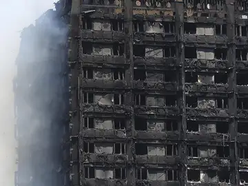 Vista de los daños causados en la Torre Grenfell en Lancaster West Estate en Londres Vista de los daños causados en la Torre Grenfell en Lancaster West Estate en Londres