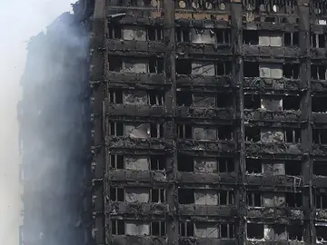 Vista de los daños causados en la Torre Grenfell en Lancaster West Estate en Londres Vista de los daños causados en la Torre Grenfell en Lancaster West Estate en Londres