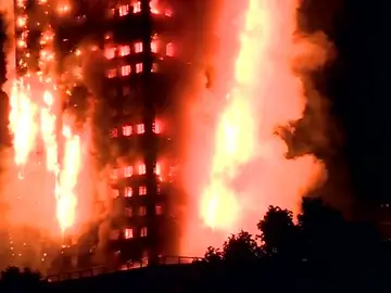 Las prioridades son el rescate y la evacuación ante un incendio en edificios de gran altura Las prioridades son el rescate y la evacuación ante un incendio en edificios de gran altura