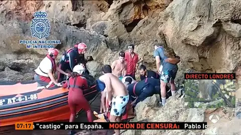 Frame 60.001308 de: Un policía fuera de servicio rescata a un joven que se cayó a una cala de Denia cuando hacía fotos Frame 60.001308 de: Un policía fuera de servicio rescata a un joven que se cayó a una cala de Denia cuando hacía fotos