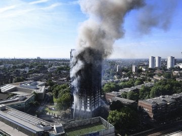 Una columna de humo cubre la Torre Grenfell