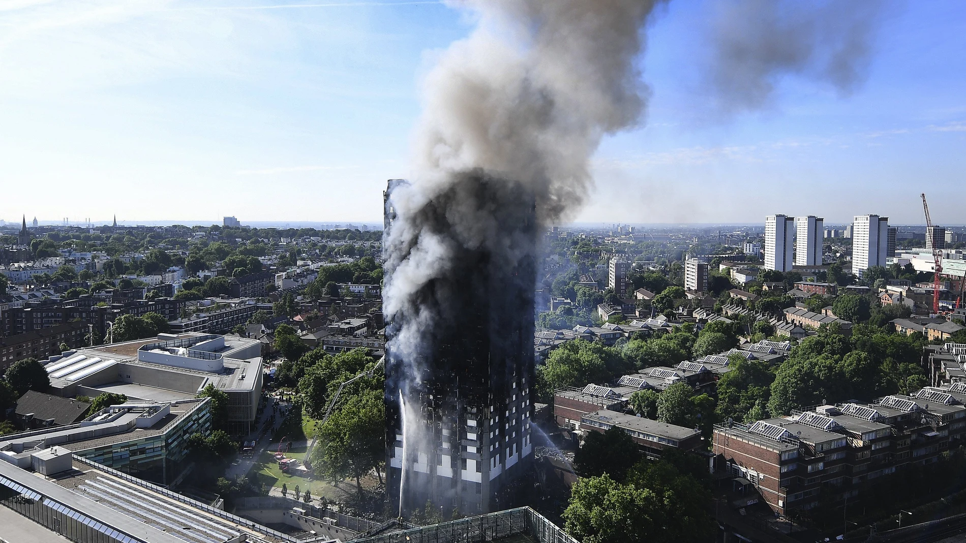 Una columna de humo cubre la Torre Grenfell Una columna de humo cubre la Torre Grenfell