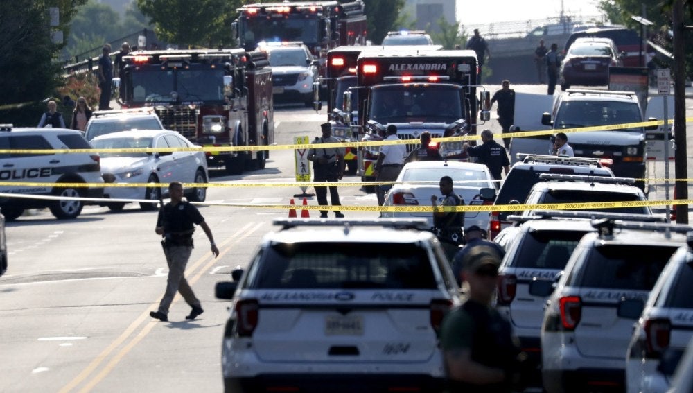 Agentes de policía estadounidenses permanecen en el lugar donde se produjo un tiroteo