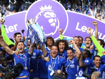 Los jugadores del Chelsea levantan la Premier League