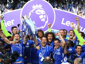 Los jugadores del Chelsea levantan la Premier League Los jugadores del Chelsea levantan la Premier League