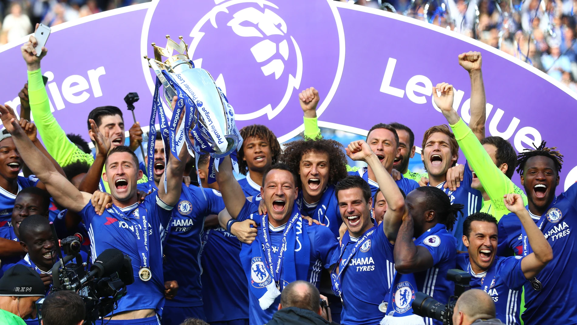 Los jugadores del Chelsea levantan la Premier League Los jugadores del Chelsea levantan la Premier League