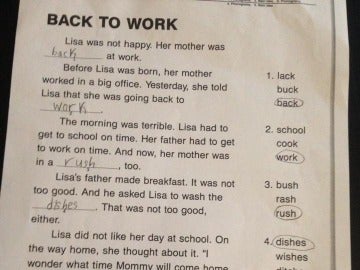 Una madre corrige los deberes que le pusieron a su hija