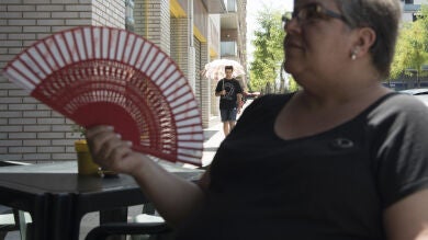Sacar la silla a la puerta para 'tomar el fresco' por la noche, entre las costumbres veraniegas que son delito en algunas ciudades