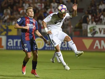 Madhi Lacen cabecea un balón ante Samuel Sáiz Madhi Lacen cabecea un balón ante Samuel Sáiz