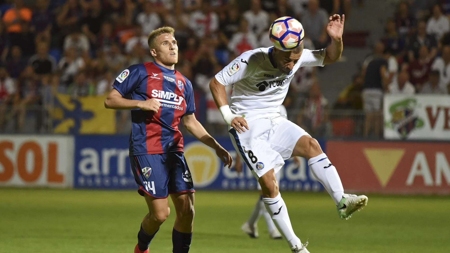 Madhi Lacen cabecea un balón ante Samuel Sáiz Madhi Lacen cabecea un balón ante Samuel Sáiz