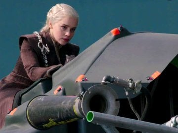 Emilia Clarke volando sobre un dragón en 'Juego de Tronos'