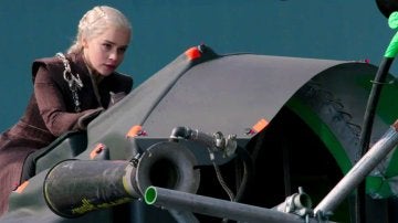 Emilia Clarke volando sobre un dragón en 'Juego de Tronos'