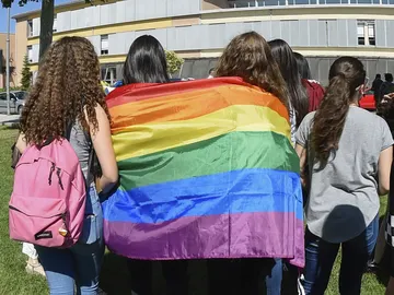 Los alumnos del instituto Samuel Gili i Gaya de Lleida protestan por los comentarios homófobos de su profesor de filosofía Los alumnos del instituto Samuel Gili i Gaya de Lleida protestan por los comentarios homófobos de su profesor de filosofía