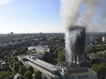 Las llamas arrasaron con la Torre Grenfell Las llamas arrasaron con la Torre Grenfell