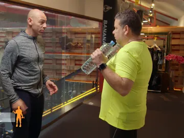 “Sólo necesitas dos botellas de agua para ejercitar todo el cuerpo” “Sólo necesitas dos botellas de agua para ejercitar todo el cuerpo”
