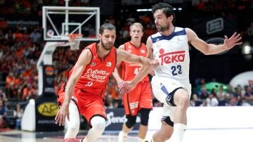 Antoine Diot, defendido por Sergio Llull