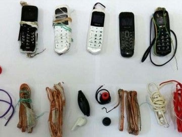 Algunos de los móviles hallados en el estómago