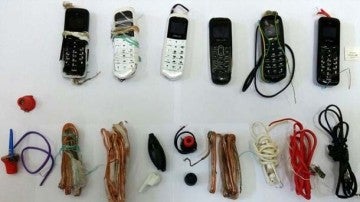 Algunos de los móviles hallados en el estómago
