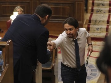 El líder de Podemos, Pablo Iglesias, y el portavoz del PSOE, José Luis Ábalos