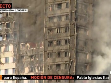 Frame 43.983137 de: El edificio que residencial de 27 pisos incendiado en Londres ya está completamente calcinado