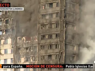 Frame 43.983137 de: El edificio que residencial de 27 pisos incendiado en Londres ya está completamente calcinado Frame 43.983137 de: El edificio que residencial de 27 pisos incendiado en Londres ya está completamente calcinado